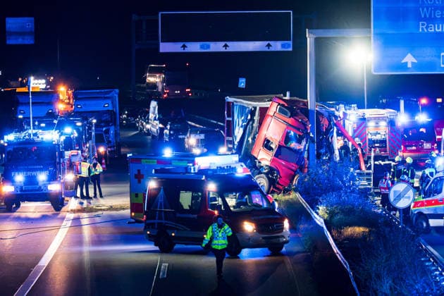 Tödlicher Unfall - Sattelzug durchbricht Leitplanke und prallt gegen Brückenpfeiler Bei einem tödlichen Verkehrsunfall auf der A67 zwischen dem Autobahndreieck Mönchhof und der Anschlussstelle Rüsselsheim-Ost starb am 05.10.2026 gegen 02:35 Uhr ein 58-jähriger Sattelzugfahrer aus Montabaur. Nach ersten Erkenntnissen der Polizei kam der Fahrer aus bislang ungeklärter Ursache nach links von der Fahrbahn ab, durchbrach die Leitplanke und prallte gegen den Pfeiler einer Schilderbrücke. Der im Führerhaus eingeklemmte Mann wurde so schwer verletzt, dass er noch an der Unfallstelle verstarb. Durch die Wucht des Aufpralls wurden Stahlrollen aus der Ladung auf die Fahrbahn und Gegenfahrbahn geschleudert, ein Transporter konnte nicht ausweic