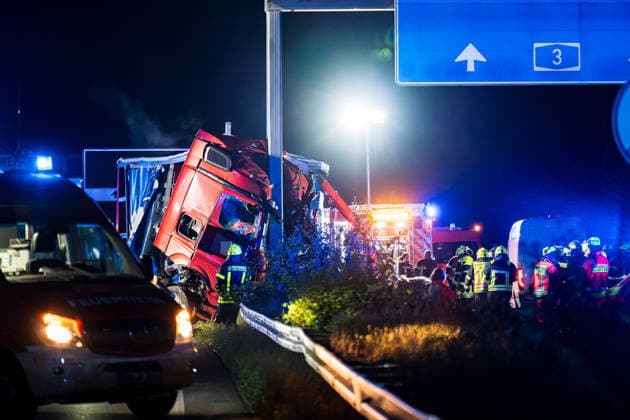 Tödlicher Unfall - Sattelzug durchbricht Leitplanke und prallt gegen Brückenpfeiler Bei einem tödlichen Verkehrsunfall auf der A67 zwischen dem Autobahndreieck Mönchhof und der Anschlussstelle Rüsselsheim-Ost starb am 05.10.2026 gegen 02:35 Uhr ein 58-jähriger Sattelzugfahrer aus Montabaur. Nach ersten Erkenntnissen der Polizei kam der Fahrer aus bislang ungeklärter Ursache nach links von der Fahrbahn ab, durchbrach die Leitplanke und prallte gegen den Pfeiler einer Schilderbrücke. Der im Führerhaus eingeklemmte Mann wurde so schwer verletzt, dass er noch an der Unfallstelle verstarb. Durch die Wucht des Aufpralls wurden Stahlrollen aus der Ladung auf die Fahrbahn und Gegenfahrbahn geschleudert, ein Transporter konnte nicht ausweic