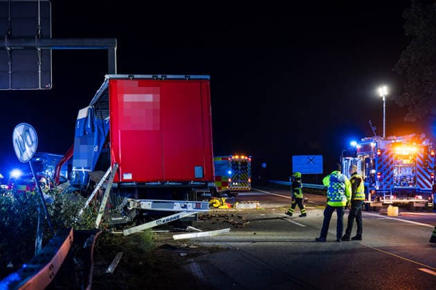 Tödlicher Unfall - Sattelzug durchbricht Leitplanke und prallt gegen Brückenpfeiler Bei einem tödlichen Verkehrsunfall auf der A67 zwischen dem Autobahndreieck Mönchhof und der Anschlussstelle Rüsselsheim-Ost starb am 05.10.2026 gegen 02:35 Uhr ein 58-jähriger Sattelzugfahrer aus Montabaur. Nach ersten Erkenntnissen der Polizei kam der Fahrer aus bislang ungeklärter Ursache nach links von der Fahrbahn ab, durchbrach die Leitplanke und prallte gegen den Pfeiler einer Schilderbrücke. Der im Führerhaus eingeklemmte Mann wurde so schwer verletzt, dass er noch an der Unfallstelle verstarb. Durch die Wucht des Aufpralls wurden Stahlrollen aus der Ladung auf die Fahrbahn und Gegenfahrbahn geschleudert, ein Transporter konnte nicht ausweic