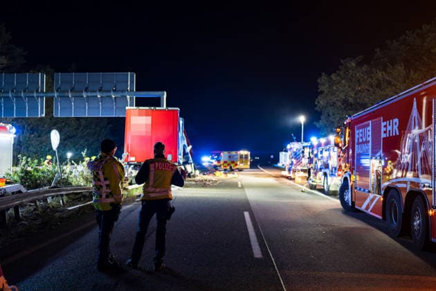 Tödlicher Unfall - Sattelzug durchbricht Leitplanke und prallt gegen Brückenpfeiler Bei einem tödlichen Verkehrsunfall auf der A67 zwischen dem Autobahndreieck Mönchhof und der Anschlussstelle Rüsselsheim-Ost starb am 05.10.2026 gegen 02:35 Uhr ein 58-jähriger Sattelzugfahrer aus Montabaur. Nach ersten Erkenntnissen der Polizei kam der Fahrer aus bislang ungeklärter Ursache nach links von der Fahrbahn ab, durchbrach die Leitplanke und prallte gegen den Pfeiler einer Schilderbrücke. Der im Führerhaus eingeklemmte Mann wurde so schwer verletzt, dass er noch an der Unfallstelle verstarb. Durch die Wucht des Aufpralls wurden Stahlrollen aus der Ladung auf die Fahrbahn und Gegenfahrbahn geschleudert, ein Transporter konnte nicht ausweic