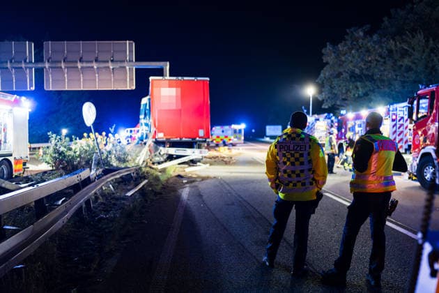 Tödlicher Unfall - Sattelzug durchbricht Leitplanke und prallt gegen Brückenpfeiler Bei einem tödlichen Verkehrsunfall auf der A67 zwischen dem Autobahndreieck Mönchhof und der Anschlussstelle Rüsselsheim-Ost starb am 05.10.2026 gegen 02:35 Uhr ein 58-jähriger Sattelzugfahrer aus Montabaur. Nach ersten Erkenntnissen der Polizei kam der Fahrer aus bislang ungeklärter Ursache nach links von der Fahrbahn ab, durchbrach die Leitplanke und prallte gegen den Pfeiler einer Schilderbrücke. Der im Führerhaus eingeklemmte Mann wurde so schwer verletzt, dass er noch an der Unfallstelle verstarb. Durch die Wucht des Aufpralls wurden Stahlrollen aus der Ladung auf die Fahrbahn und Gegenfahrbahn geschleudert, ein Transporter konnte nicht ausweic