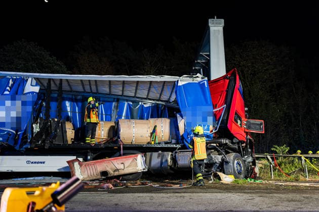 Tödlicher Unfall - Sattelzug durchbricht Leitplanke und prallt gegen Brückenpfeiler Bei einem tödlichen Verkehrsunfall auf der A67 zwischen dem Autobahndreieck Mönchhof und der Anschlussstelle Rüsselsheim-Ost starb am 05.10.2026 gegen 02:35 Uhr ein 58-jähriger Sattelzugfahrer aus Montabaur. Nach ersten Erkenntnissen der Polizei kam der Fahrer aus bislang ungeklärter Ursache nach links von der Fahrbahn ab, durchbrach die Leitplanke und prallte gegen den Pfeiler einer Schilderbrücke. Der im Führerhaus eingeklemmte Mann wurde so schwer verletzt, dass er noch an der Unfallstelle verstarb. Durch die Wucht des Aufpralls wurden Stahlrollen aus der Ladung auf die Fahrbahn und Gegenfahrbahn geschleudert, ein Transporter konnte nicht ausweic