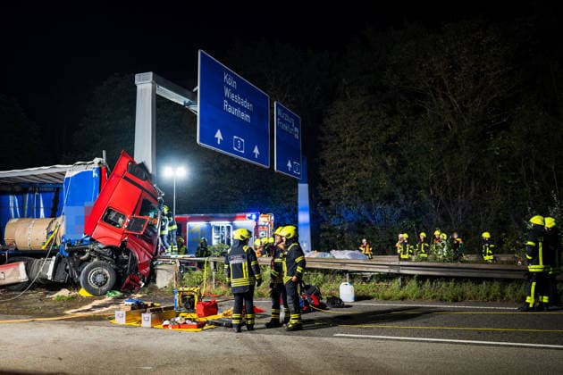 Tödlicher Unfall - Sattelzug durchbricht Leitplanke und prallt gegen Brückenpfeiler Bei einem tödlichen Verkehrsunfall auf der A67 zwischen dem Autobahndreieck Mönchhof und der Anschlussstelle Rüsselsheim-Ost starb am 05.10.2026 gegen 02:35 Uhr ein 58-jähriger Sattelzugfahrer aus Montabaur. Nach ersten Erkenntnissen der Polizei kam der Fahrer aus bislang ungeklärter Ursache nach links von der Fahrbahn ab, durchbrach die Leitplanke und prallte gegen den Pfeiler einer Schilderbrücke. Der im Führerhaus eingeklemmte Mann wurde so schwer verletzt, dass er noch an der Unfallstelle verstarb. Durch die Wucht des Aufpralls wurden Stahlrollen aus der Ladung auf die Fahrbahn und Gegenfahrbahn geschleudert, ein Transporter konnte nicht ausweic