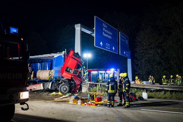 Tödlicher Unfall - Sattelzug durchbricht Leitplanke und prallt gegen Brückenpfeiler Bei einem tödlichen Verkehrsunfall auf der A67 zwischen dem Autobahndreieck Mönchhof und der Anschlussstelle Rüsselsheim-Ost starb am 05.10.2026 gegen 02:35 Uhr ein 58-jähriger Sattelzugfahrer aus Montabaur. Nach ersten Erkenntnissen der Polizei kam der Fahrer aus bislang ungeklärter Ursache nach links von der Fahrbahn ab, durchbrach die Leitplanke und prallte gegen den Pfeiler einer Schilderbrücke. Der im Führerhaus eingeklemmte Mann wurde so schwer verletzt, dass er noch an der Unfallstelle verstarb. Durch die Wucht des Aufpralls wurden Stahlrollen aus der Ladung auf die Fahrbahn und Gegenfahrbahn geschleudert, ein Transporter konnte nicht ausweic