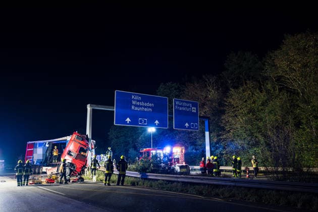 Tödlicher Unfall - Sattelzug durchbricht Leitplanke und prallt gegen Brückenpfeiler Bei einem tödlichen Verkehrsunfall auf der A67 zwischen dem Autobahndreieck Mönchhof und der Anschlussstelle Rüsselsheim-Ost starb am 05.10.2026 gegen 02:35 Uhr ein 58-jähriger Sattelzugfahrer aus Montabaur. Nach ersten Erkenntnissen der Polizei kam der Fahrer aus bislang ungeklärter Ursache nach links von der Fahrbahn ab, durchbrach die Leitplanke und prallte gegen den Pfeiler einer Schilderbrücke. Der im Führerhaus eingeklemmte Mann wurde so schwer verletzt, dass er noch an der Unfallstelle verstarb. Durch die Wucht des Aufpralls wurden Stahlrollen aus der Ladung auf die Fahrbahn und Gegenfahrbahn geschleudert, ein Transporter konnte nicht ausweic