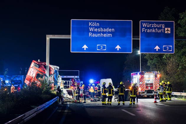 Tödlicher Unfall - Sattelzug durchbricht Leitplanke und prallt gegen Brückenpfeiler Bei einem tödlichen Verkehrsunfall auf der A67 zwischen dem Autobahndreieck Mönchhof und der Anschlussstelle Rüsselsheim-Ost starb am 05.10.2026 gegen 02:35 Uhr ein 58-jähriger Sattelzugfahrer aus Montabaur. Nach ersten Erkenntnissen der Polizei kam der Fahrer aus bislang ungeklärter Ursache nach links von der Fahrbahn ab, durchbrach die Leitplanke und prallte gegen den Pfeiler einer Schilderbrücke. Der im Führerhaus eingeklemmte Mann wurde so schwer verletzt, dass er noch an der Unfallstelle verstarb. Durch die Wucht des Aufpralls wurden Stahlrollen aus der Ladung auf die Fahrbahn und Gegenfahrbahn geschleudert, ein Transporter konnte nicht ausweic