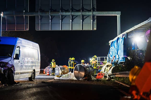 Tödlicher Unfall - Sattelzug durchbricht Leitplanke und prallt gegen Brückenpfeiler Bei einem tödlichen Verkehrsunfall auf der A67 zwischen dem Autobahndreieck Mönchhof und der Anschlussstelle Rüsselsheim-Ost starb am 05.10.2026 gegen 02:35 Uhr ein 58-jähriger Sattelzugfahrer aus Montabaur. Nach ersten Erkenntnissen der Polizei kam der Fahrer aus bislang ungeklärter Ursache nach links von der Fahrbahn ab, durchbrach die Leitplanke und prallte gegen den Pfeiler einer Schilderbrücke. Der im Führerhaus eingeklemmte Mann wurde so schwer verletzt, dass er noch an der Unfallstelle verstarb. Durch die Wucht des Aufpralls wurden Stahlrollen aus der Ladung auf die Fahrbahn und Gegenfahrbahn geschleudert, ein Transporter konnte nicht ausweic