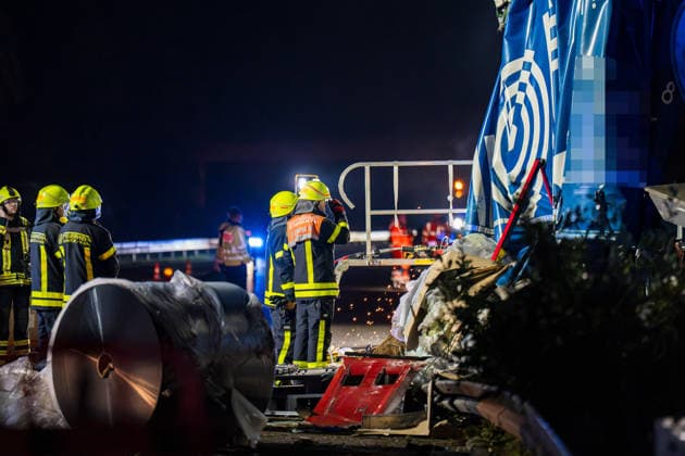 Tödlicher Unfall - Sattelzug durchbricht Leitplanke und prallt gegen Brückenpfeiler Bei einem tödlichen Verkehrsunfall auf der A67 zwischen dem Autobahndreieck Mönchhof und der Anschlussstelle Rüsselsheim-Ost starb am 05.10.2026 gegen 02:35 Uhr ein 58-jähriger Sattelzugfahrer aus Montabaur. Nach ersten Erkenntnissen der Polizei kam der Fahrer aus bislang ungeklärter Ursache nach links von der Fahrbahn ab, durchbrach die Leitplanke und prallte gegen den Pfeiler einer Schilderbrücke. Der im Führerhaus eingeklemmte Mann wurde so schwer verletzt, dass er noch an der Unfallstelle verstarb. Durch die Wucht des Aufpralls wurden Stahlrollen aus der Ladung auf die Fahrbahn und Gegenfahrbahn geschleudert, ein Transporter konnte nicht ausweic