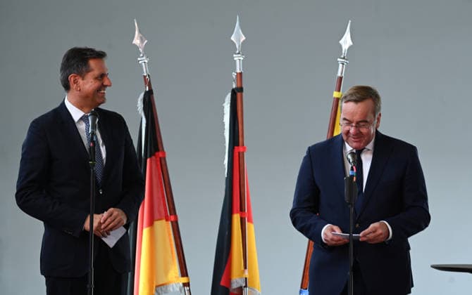 Marine bekommt neuen Hafen in Emden Boris Pistorius (SPD), Bundesminister der Verteidigung, spricht bei einer Pressekonferenz im Hauptschöpfwerk Knock, neben ihn steht Olaf Lies (SPD), Ministerpräsident von Niedersachsen. Boris Pistorius(SPD) hat heute bekannt gegeben, dass in Emden ein neuer Marinehafen entstehen soll. Die Marine soll im Zuge einer neuen Strategie aufgerüstet werden und braucht einen weiteren Hafen in der Nordsee. Emden Niedersachsen Deutschland