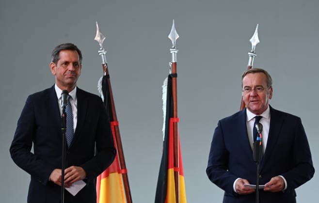 Marine bekommt neuen Hafen in Emden Boris Pistorius (SPD), Bundesminister der Verteidigung, spricht bei einer Pressekonferenz im Hauptschöpfwerk Knock, neben ihn steht Olaf Lies (SPD), Ministerpräsident von Niedersachsen. Boris Pistorius(SPD) hat heute bekannt gegeben, dass in Emden ein neuer Marinehafen entstehen soll. Die Marine soll im Zuge einer neuen Strategie aufgerüstet werden und braucht einen weiteren Hafen in der Nordsee. Emden Niedersachsen Deutschland