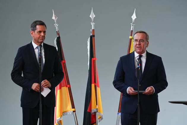 Marine bekommt neuen Hafen in Emden Boris Pistorius (SPD), Bundesminister der Verteidigung, spricht bei einer Pressekonferenz im Hauptschöpfwerk Knock, neben ihn steht Olaf Lies (SPD), Ministerpräsident von Niedersachsen. Boris Pistorius(SPD) hat heute bekannt gegeben, dass in Emden ein neuer Marinehafen entstehen soll. Die Marine soll im Zuge einer neuen Strategie aufgerüstet werden und braucht einen weiteren Hafen in der Nordsee. Emden Niedersachsen Deutschland
