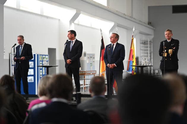 Marine bekommt neuen Hafen in Emden Emdens erster Stadtrat Horst Jahnke (SPD), Olaf Lies (SPD), Ministerpräsident von Niedersachsen, Boris Pistorius (SPD), Bundesminister der Verteidigung, und Inspekteur der Marine, Vizeadmiral Wilhelm Tobias Abry, geben eine Pressekonferenz im Hauptschöpfwerk Knock. Bundesverteidigungsminister Boris Pistorius (SPD) hat heute bekannt gegeben, dass in Emden ein neuer Marinehafen entstehen soll. Die Marine soll im Zuge einer neuen Strategie aufgerüstet werden und braucht einen weiteren Hafen in der Nordsee. Emden Niedersachsen Deutschland