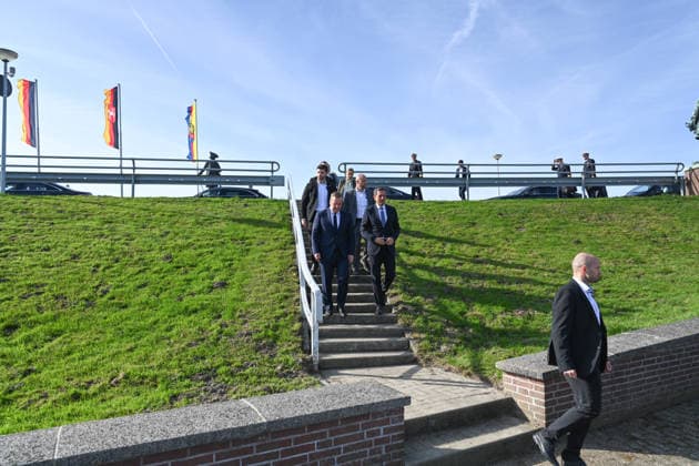 Marine bekommt neuen Hafen in Emden Olaf Lies (SPD), Ministerpräsident von Niedersachsen, kommt mit Boris Pistorius (SPD), Bundesminister der Verteidigung, am Hauptschöpfwerk Knock an. Bundesverteidigungsminister Boris Pistorius (SPD) hat heute bekannt gegeben, dass in Emden ein neuer Marinehafen entstehen soll. Die Marine soll im Zuge einer neuen Strategie aufgerüstet werden und braucht einen weiteren Hafen in der Nordsee. Emden Niedersachsen Deutschland