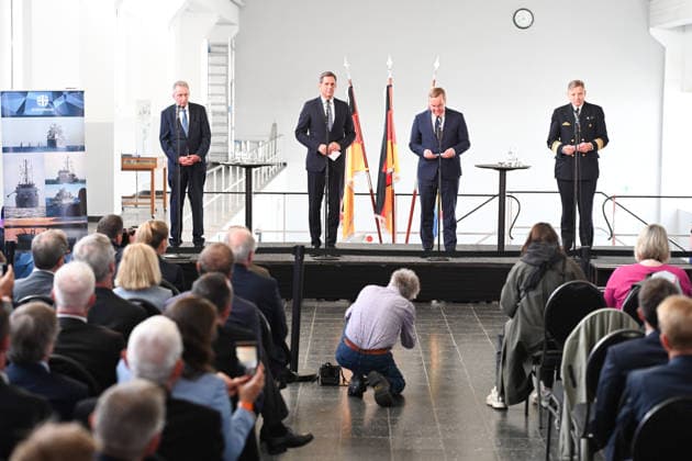 Marine bekommt neuen Hafen in Emden Emdens erster Stadtrat Horst Jahnke (SPD), Olaf Lies (SPD), Ministerpräsident von Niedersachsen, Boris Pistorius (SPD), Bundesminister der Verteidigung, und Inspekteur der Marine, Vizeadmiral Wilhelm Tobias Abry, geben eine Pressekonferenz im Hauptschöpfwerk Knock. Bundesverteidigungsminister Boris Pistorius (SPD) hat heute bekannt gegeben, dass in Emden ein neuer Marinehafen entstehen soll. Die Marine soll im Zuge einer neuen Strategie aufgerüstet werden und braucht einen weiteren Hafen in der Nordsee. Emden Niedersachsen Deutschland
