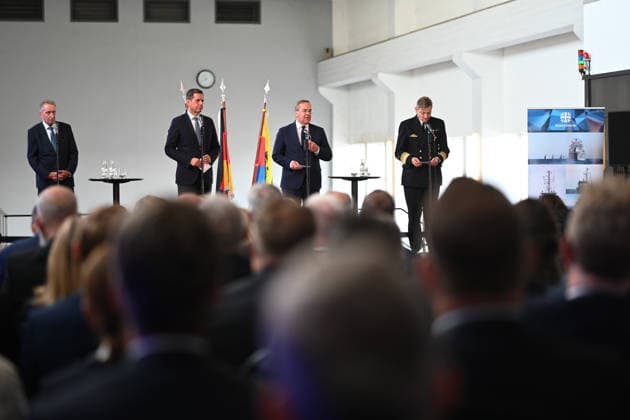 Marine bekommt neuen Hafen in Emden Emdens erster Stadtrat Horst Jahnke (SPD), Olaf Lies (SPD), Ministerpräsident von Niedersachsen, Boris Pistorius (SPD), Bundesminister der Verteidigung, und Inspekteur der Marine, Vizeadmiral Wilhelm Tobias Abry, geben eine Pressekonferenz im Hauptschöpfwerk Knock. Bundesverteidigungsminister Boris Pistorius (SPD) hat heute bekannt gegeben, dass in Emden ein neuer Marinehafen entstehen soll. Die Marine soll im Zuge einer neuen Strategie aufgerüstet werden und braucht einen weiteren Hafen in der Nordsee. Emden Niedersachsen Deutschland