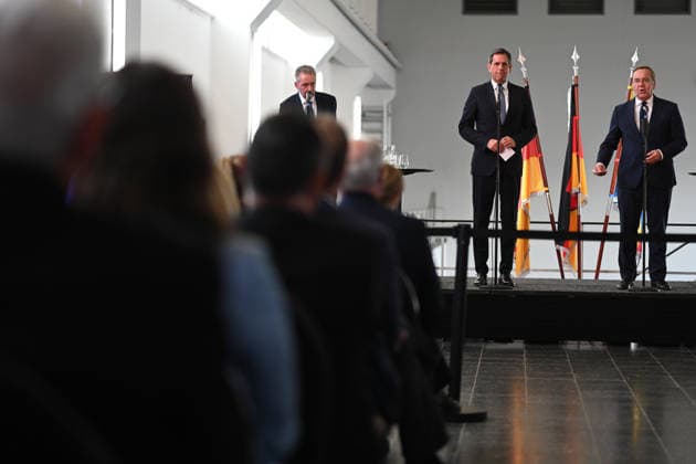 Marine bekommt neuen Hafen in Emden Emdens erster Stadtrat Horst Jahnke (SPD), Olaf Lies (SPD), Ministerpräsident von Niedersachsen, Boris Pistorius (SPD), Bundesminister der Verteidigung, und Inspekteur der Marine, Vizeadmiral Wilhelm Tobias Abry, geben eine Pressekonferenz im Hauptschöpfwerk Knock. Bundesverteidigungsminister Boris Pistorius (SPD) hat heute bekannt gegeben, dass in Emden ein neuer Marinehafen entstehen soll. Die Marine soll im Zuge einer neuen Strategie aufgerüstet werden und braucht einen weiteren Hafen in der Nordsee. Emden Niedersachsen Deutschland