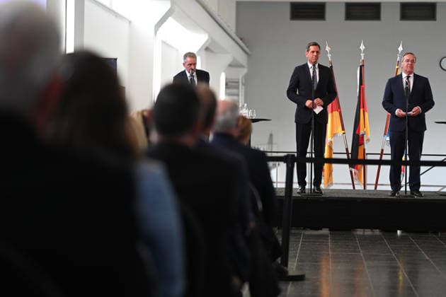 Marine bekommt neuen Hafen in Emden Emdens erster Stadtrat Horst Jahnke (SPD), Olaf Lies (SPD), Ministerpräsident von Niedersachsen, Boris Pistorius (SPD), Bundesminister der Verteidigung, und Inspekteur der Marine, Vizeadmiral Wilhelm Tobias Abry, geben eine Pressekonferenz im Hauptschöpfwerk Knock. Bundesverteidigungsminister Boris Pistorius (SPD) hat heute bekannt gegeben, dass in Emden ein neuer Marinehafen entstehen soll. Die Marine soll im Zuge einer neuen Strategie aufgerüstet werden und braucht einen weiteren Hafen in der Nordsee. Emden Niedersachsen Deutschland