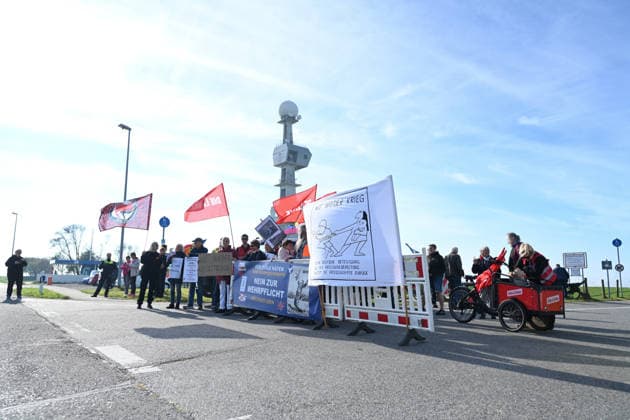 Marine bekommt neuen Hafen in Emden Zahlreiche Menschen demonstrieren an der Knock in Emden gegen den geplanten Marinestützpunkt. Bundesverteidigungsminister Boris Pistorius (SPD) hat heute bekannt gegeben, dass in Emden ein neuer Marinehafen entstehen soll. Die Marine soll im Zuge einer neuen Strategie aufgerüstet werden und braucht einen weiteren Hafen in der Nordsee. Emden Niedersachsen Deutschland
