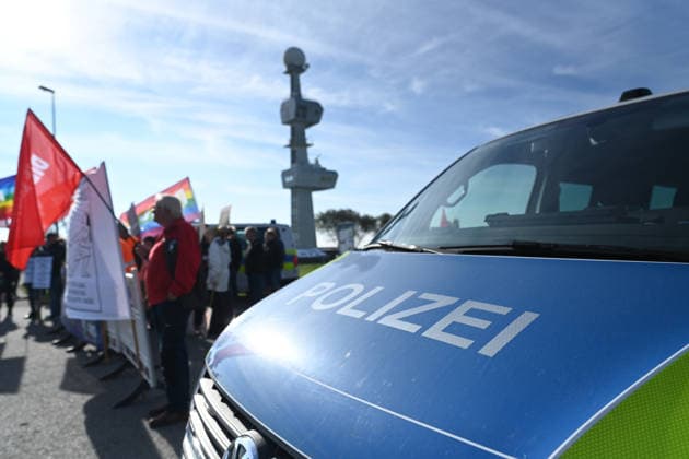 Marine bekommt neuen Hafen in Emden Zahlreiche Menschen demonstrieren an der Knock in Emden gegen den geplanten Marinestützpunkt. Bundesverteidigungsminister Boris Pistorius (SPD) hat heute bekannt gegeben, dass in Emden ein neuer Marinehafen entstehen soll. Die Marine soll im Zuge einer neuen Strategie aufgerüstet werden und braucht einen weiteren Hafen in der Nordsee. Emden Niedersachsen Deutschland