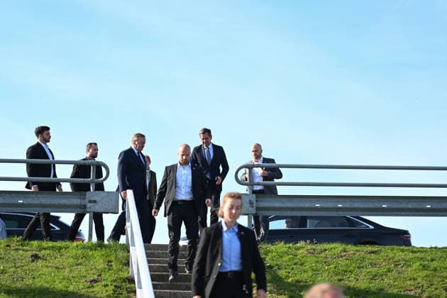 Marine bekommt neuen Hafen in Emden Olaf Lies (SPD), Ministerpräsident von Niedersachsen, kommt mit Boris Pistorius (SPD), Bundesminister der Verteidigung, am Hauptschöpfwerk Knock an. Bundesverteidigungsminister Boris Pistorius (SPD) hat heute bekannt gegeben, dass in Emden ein neuer Marinehafen entstehen soll. Die Marine soll im Zuge einer neuen Strategie aufgerüstet werden und braucht einen weiteren Hafen in der Nordsee. Emden Niedersachsen Deutschland
