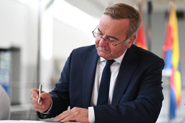 Marine bekommt neuen Hafen in Emden Boris Pistorius (SPD), Bundesminister der Verteidigung, unterzeichnet im Hauptschöpfwerk Knock eine Absichtserklärung.Bundesverteidigungsminister Boris Pistorius (SPD) hat heute bekannt gegeben, dass in Emden ein neuer Marinehafen entstehen soll. Die Marine soll im Zuge einer neuen Strategie aufgerüstet werden und braucht einen weiteren Hafen in der Nordsee. Emden Niedersachsen Deutschland