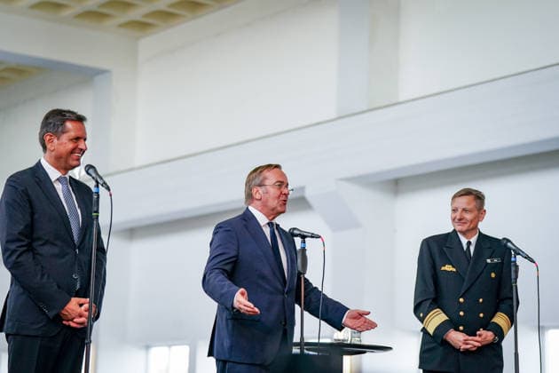 Deutschland, Emden: Niedersachsens Ministerpräsident Olaf Lies (links), Bundesverteidigungsminister Boris Pistorius (Mitte) und Vizeadmiral Wilhelm Tobias Abry, Inspekteur der Marine (rechts), bei der Pressekonferenz zur Entscheidung für einen zweiten Marinestützpunkt der Deutschen Marine in Emden. Olaf Lies, Boris Pistorius, Wilhelm Tobias Abry, Marineinspekteur, Bundeswehr, Deutsche Marine, Marinestützpunkt, Emden. Copyright: xJOERANxSTEINSIEKx