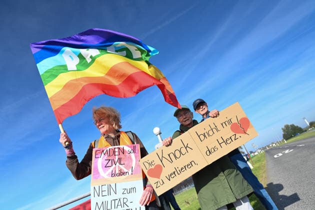 Marine bekommt neuen Hafen in Emden Zahlreiche Menschen demonstrieren an der Knock in Emden gegen den geplanten Marinestützpunkt. Bundesverteidigungsminister Boris Pistorius (SPD) hat heute bekannt gegeben, dass in Emden ein neuer Marinehafen entstehen soll. Die Marine soll im Zuge einer neuen Strategie aufgerüstet werden und braucht einen weiteren Hafen in der Nordsee. Emden Niedersachsen Deutschland