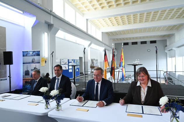 Marine bekommt neuen Hafen in Emden Boris Pistorius (SPD), Bundesminister der Verteidigung, unterzeichnet im Hauptschöpfwerk Knock eine Absichtserklärung.Bundesverteidigungsminister Boris Pistorius (SPD) hat heute bekannt gegeben, dass in Emden ein neuer Marinehafen entstehen soll. Die Marine soll im Zuge einer neuen Strategie aufgerüstet werden und braucht einen weiteren Hafen in der Nordsee. Emden Niedersachsen Deutschland