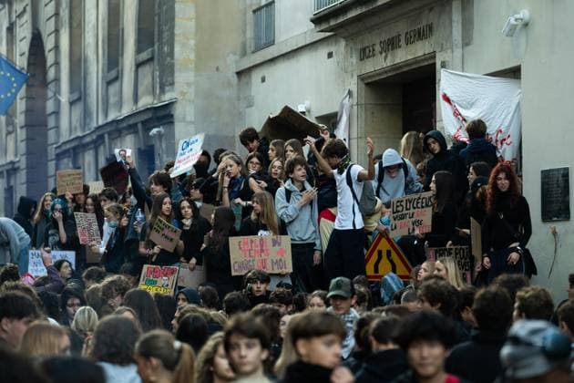 High school students block their schools in Paris High school students in front of Lycee Sophie Germain continue to block the entrances to schools in Paris on Monday morning as part of a nationwide protest movement over deteriorating conditions in French education. Students are demanding more resources, smaller class sizes, more teachers and improvements to school facilities. Paris France  Copyright: xNikxErikxNeubauerx DSC_9010