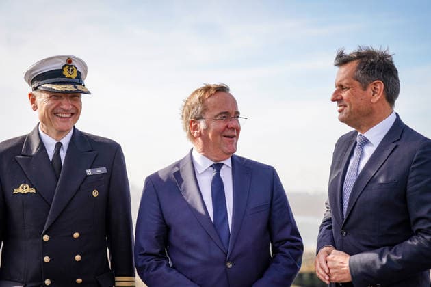 Deutschland, Emden: Vizeadmiral Wilhelm Tobias Abry, Inspekteur der Marine (links), Bundesverteidigungsminister Boris Pistorius (Mitte) und Niedersachsens Ministerpräsident Olaf Lies (rechts) beim Pressetermin zur Entscheidung für den neuen Marinestützpunkt der Deutschen Marine in Emden. Olaf Lies winkt. Gruppenbild, Wilhelm Tobias Abry, Boris Pistorius, Olaf Lies, Deutsche Marine, Bundeswehr, Marinestützpunkt, Emden. Copyright: xJOERANxSTEINSIEKx