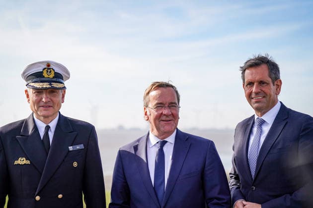 Deutschland, Emden: Vizeadmiral Wilhelm Tobias Abry, Inspekteur der Marine (links), Bundesverteidigungsminister Boris Pistorius (Mitte) und Niedersachsens Ministerpräsident Olaf Lies (rechts) beim Pressetermin zur Entscheidung für den neuen Marinestützpunkt der Deutschen Marine in Emden. Olaf Lies winkt. Gruppenbild, Wilhelm Tobias Abry, Boris Pistorius, Olaf Lies, Deutsche Marine, Bundeswehr, Marinestützpunkt, Emden. Copyright: xJOERANxSTEINSIEKx