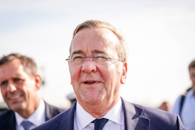 Deutschland, Emden: Bundesverteidigungsminister Boris Pistorius beim Pressetermin zur Entscheidung über die Einrichtung eines zweiten Marinestützpunktes der Deutschen Marine an der Nordseeküste; im Hintergrund Niedersachsens Ministerpräsident Olaf Lies. Porträt, Nahaufnahme, Boris Pistorius, Olaf Lies, Bundesverteidigungsminister, Bundeswehr, Deutsche Marine, Marinestützpunkt, Standortentscheidung, Emden, Niedersachsen. Copyright: xJOERANxSTEINSIEKx