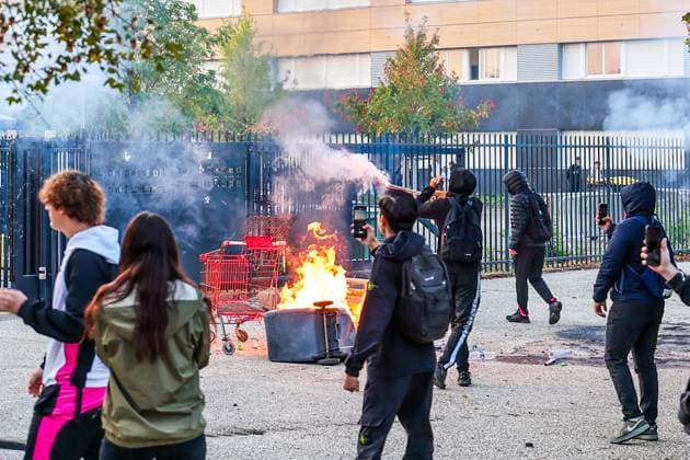 HIGH SCHOOL STUDENTS PROTEST IN VALENCE PHOTOPQR LE DAUPHINE Eliot BERNARD Valence October 5, 2026 Valence, October 5: High school students protest at Algoud Laffemas High School. Photo by Eliot Bernard. France. Fires have broken out at several schools in France as students protest by blocking access to educational institutions nationwide over school funding and learning conditions. Valence, Drôme, Rhône-Alpes, France  Copyright: xPHOTOPQR LExDAUPHINE MAXPPPxEliotxBERNARDx 20261005JDL0228 20261005JDL0228
