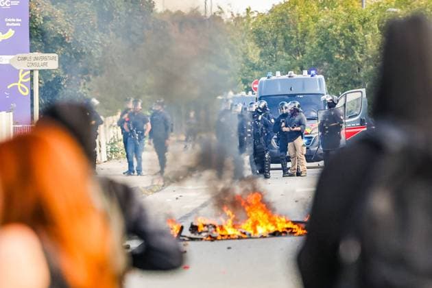 HIGH SCHOOL STUDENTS PROTEST IN VALENCE PHOTOPQR LE DAUPHINE Eliot BERNARD Valence October 5, 2026 Valence, October 5: High school students protest at Algoud Laffemas High School. Photo by Eliot Bernard. France. Fires have broken out at several schools in France as students protest by blocking access to educational institutions nationwide over school funding and learning conditions. Valence, Drôme, Rhône-Alpes, France  Copyright: xPHOTOPQR LExDAUPHINE MAXPPPxEliotxBERNARDx 20261005JDL0229 20261005JDL0229