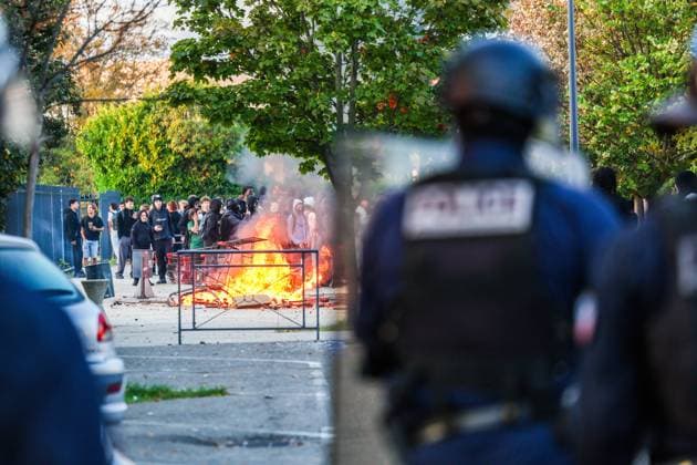 HIGH SCHOOL STUDENTS PROTEST IN VALENCE PHOTOPQR LE DAUPHINE Eliot BERNARD Valence October 5, 2026 Valence, October 5: High school students protest at Algoud Laffemas High School. Photo by Eliot Bernard. France. Fires have broken out at several schools in France as students protest by blocking access to educational institutions nationwide over school funding and learning conditions. Valence, Drôme, Rhône-Alpes, France  Copyright: xPHOTOPQR LExDAUPHINE MAXPPPxEliotxBERNARDx 20261005JDL0230 20261005JDL0230