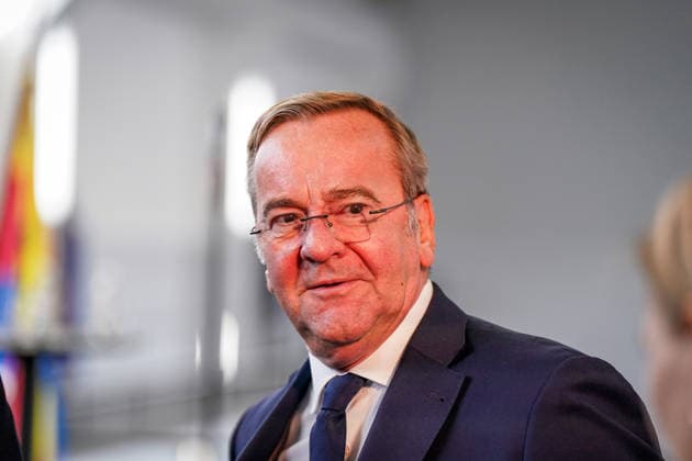 Deutschland, Emden: Bundesverteidigungsminister Boris Pistorius lächelt beim Pressetermin zur Entscheidung über die Einrichtung eines zweiten Marinestützpunktes der Deutschen Marine in Emden. Porträt, Nahaufnahme, Boris Pistorius, Bundesverteidigungsminister, Bundesregierung, Bundeswehr, Deutsche Marine, Marinestützpunkt, Standortentscheidung, Verteidigungspolitik, Sicherheitspolitik, Emden, Niedersachsen. Mimik, Gesichtsausdruck, Emotion Copyright: xJOERANxSTEINSIEKx