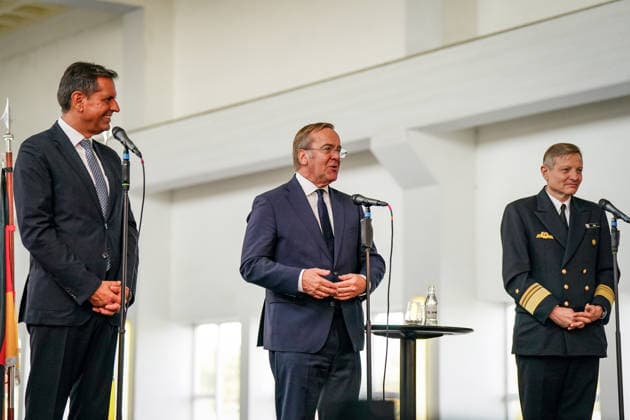 Deutschland, Emden: Niedersachsens Ministerpräsident Olaf Lies (links), Bundesverteidigungsminister Boris Pistorius (Mitte) und Vizeadmiral Wilhelm Tobias Abry, Inspekteur der Marine (rechts), bei der Pressekonferenz zur Entscheidung über den neuen Marinestützpunkt der Deutschen Marine in Emden. Gruppenbild, Pressekonferenz, Olaf Lies, Boris Pistorius, Wilhelm Tobias Abry, Marineinspekteur, Bundeswehr, Deutsche Marine, Marinestützpunkt. Copyright: xJOERANxSTEINSIEKx
