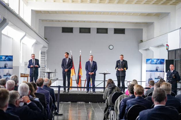 Deutschland, Emden: Pressekonferenz zur Entscheidung über den neuen Marinestützpunkt der Deutschen Marine in Emden. Auf dem Podium u. a. Niedersachsens Ministerpräsident Olaf Lies, Bundesverteidigungsminister Boris Pistorius und Vizeadmiral Wilhelm Tobias Abry. Totale, Pressekonferenz, Publikum, Medien, Bundeswehr, Deutsche Marine, Marinestützpunkt, Standortentscheidung, Marinebasis, Emden, Niedersachsen. Copyright: xJOERANxSTEINSIEKx