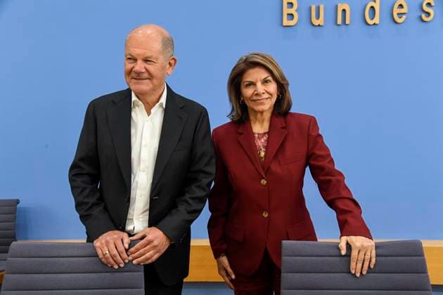 ABB BPK- Olaf Scholz, Bundeskanzler a.D. und Co-Vorsitzender der ENSK mit Laura Chinchilla Miranda, Staatspraesidentin a.D. Costa Rica und Co-Vorsitzende der ENSK Thema Vorstellung Vorstellung Entwicklungspolitische Nord-Sued-Kommission (ENSK) Pressekonferenz zu Zusammensetzung prioritären Themen der Entwicklungspolitischen Nord-Süd-Kommission auf der BPK Bundespressekonferenz in Berlin am 05.10.2026 Berlin Deutschland