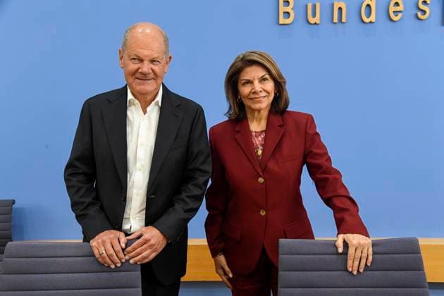 ABB BPK- Olaf Scholz, Bundeskanzler a.D. und Co-Vorsitzender der ENSK mit Laura Chinchilla Miranda, Staatspraesidentin a.D. Costa Rica und Co-Vorsitzende der ENSK Thema Vorstellung Vorstellung Entwicklungspolitische Nord-Sued-Kommission (ENSK) Pressekonferenz zu Zusammensetzung prioritären Themen der Entwicklungspolitischen Nord-Süd-Kommission auf der BPK Bundespressekonferenz in Berlin am 05.10.2026 Berlin Deutschland