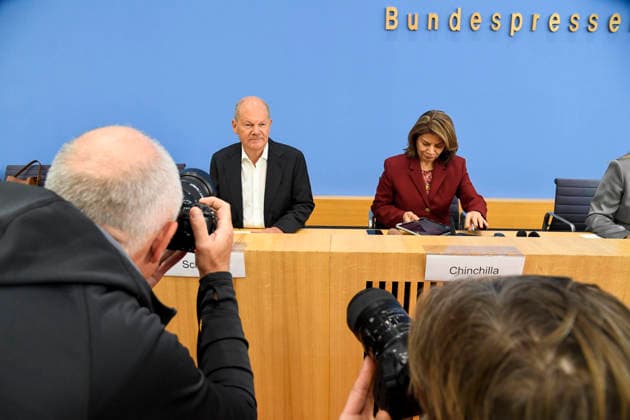 ABB BPK- Olaf Scholz, Bundeskanzler a.D. und Co-Vorsitzender der ENSK mit Laura Chinchilla Miranda, Staatspraesidentin a.D. Costa Rica und Co-Vorsitzende der ENSK Thema Vorstellung Vorstellung Entwicklungspolitische Nord-Sued-Kommission (ENSK) Pressekonferenz zu Zusammensetzung prioritären Themen der Entwicklungspolitischen Nord-Süd-Kommission auf der BPK Bundespressekonferenz in Berlin am 05.10.2026 Berlin Deutschland