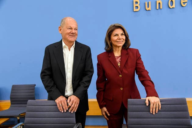 ABB BPK- Olaf Scholz, Bundeskanzler a.D. und Co-Vorsitzender der ENSK mit Laura Chinchilla Miranda, Staatspraesidentin a.D. Costa Rica und Co-Vorsitzende der ENSK Thema Vorstellung Vorstellung Entwicklungspolitische Nord-Sued-Kommission (ENSK) Pressekonferenz zu Zusammensetzung prioritären Themen der Entwicklungspolitischen Nord-Süd-Kommission auf der BPK Bundespressekonferenz in Berlin am 05.10.2026 Berlin Deutschland