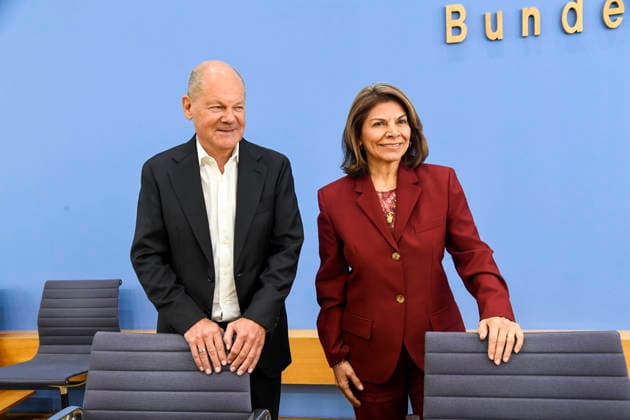 ABB BPK- Olaf Scholz, Bundeskanzler a.D. und Co-Vorsitzender der ENSK mit Laura Chinchilla Miranda, Staatspraesidentin a.D. Costa Rica und Co-Vorsitzende der ENSK Thema Vorstellung Vorstellung Entwicklungspolitische Nord-Sued-Kommission (ENSK) Pressekonferenz zu Zusammensetzung prioritären Themen der Entwicklungspolitischen Nord-Süd-Kommission auf der BPK Bundespressekonferenz in Berlin am 05.10.2026 Berlin Deutschland