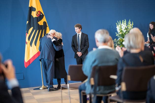 Bundespräsident Frank-Walter Steinmeier zeichnet 21 Bürger zum Tag der Deutschen Einheit mit dem Verdienstorden der Bundesrepublik Deutschland aus Tova Friedman und Aron Goodman, Holocaust-Überlebende und ihr Enkel, die gemeinsam auf TikTok über die Schoah aufklären;Bundespräsident verleiht Verdienstorden der Bundesrepublik Deutschland zum Tag der Deutschen Einheit, Berlin Berlin Deutschland Amtssitz am Spreebogen