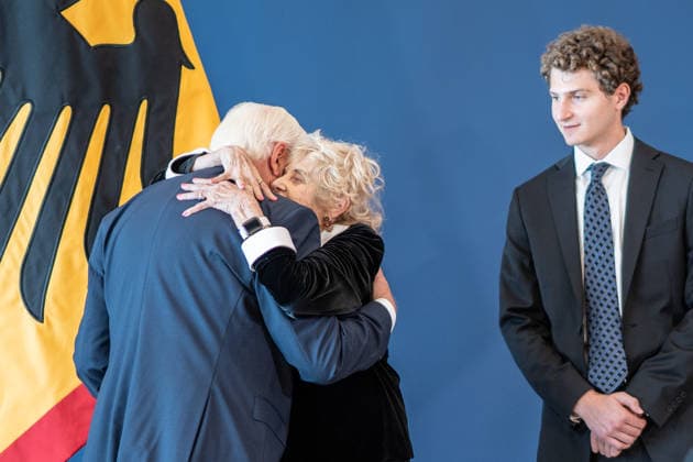 Bundespräsident Frank-Walter Steinmeier zeichnet 21 Bürger zum Tag der Deutschen Einheit mit dem Verdienstorden der Bundesrepublik Deutschland aus Tova Friedman und Aron Goodman, Holocaust-Überlebende und ihr Enkel, die gemeinsam auf TikTok über die Schoah aufklären;Bundespräsident verleiht Verdienstorden der Bundesrepublik Deutschland zum Tag der Deutschen Einheit, Berlin Berlin Deutschland Amtssitz am Spreebogen