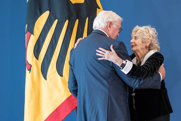Bundespräsident Frank-Walter Steinmeier zeichnet 21 Bürger zum Tag der Deutschen Einheit mit dem Verdienstorden der Bundesrepublik Deutschland aus Tova Friedman und Aron Goodman, Holocaust-Überlebende und ihr Enkel, die gemeinsam auf TikTok über die Schoah aufklären;Bundespräsident verleiht Verdienstorden der Bundesrepublik Deutschland zum Tag der Deutschen Einheit, Berlin Berlin Deutschland Amtssitz am Spreebogen