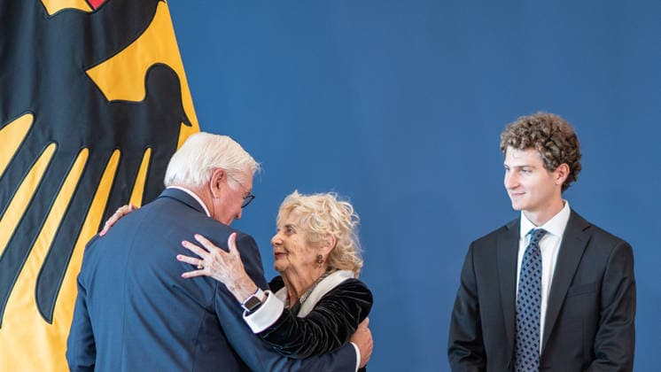 Bundespräsident Frank-Walter Steinmeier zeichnet 21 Bürger zum Tag der Deutschen Einheit mit dem Verdienstorden der Bundesrepublik Deutschland aus Tova Friedman und Aron Goodman, Holocaust-Überlebende und ihr Enkel, die gemeinsam auf TikTok über die Schoah aufklären;Bundespräsident verleiht Verdienstorden der Bundesrepublik Deutschland zum Tag der Deutschen Einheit, Berlin Berlin Deutschland Amtssitz am Spreebogen