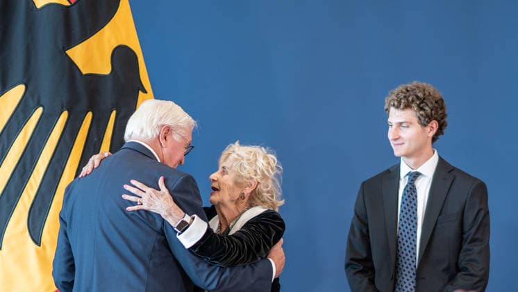 Bundespräsident Frank-Walter Steinmeier zeichnet 21 Bürger zum Tag der Deutschen Einheit mit dem Verdienstorden der Bundesrepublik Deutschland aus Tova Friedman und Aron Goodman, Holocaust-Überlebende und ihr Enkel, die gemeinsam auf TikTok über die Schoah aufklären;Bundespräsident verleiht Verdienstorden der Bundesrepublik Deutschland zum Tag der Deutschen Einheit, Berlin Berlin Deutschland Amtssitz am Spreebogen