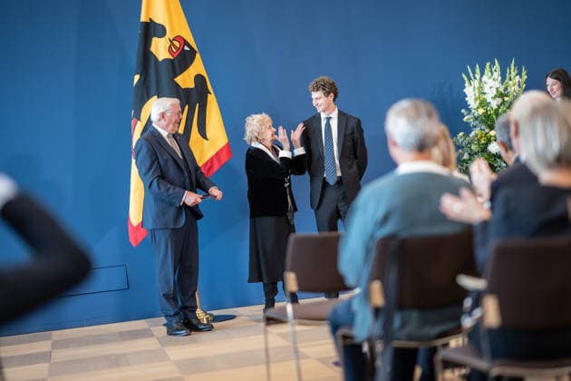 Bundespräsident Frank-Walter Steinmeier zeichnet 21 Bürger zum Tag der Deutschen Einheit mit dem Verdienstorden der Bundesrepublik Deutschland aus Tova Friedman und Aron Goodman, Holocaust-Überlebende und ihr Enkel, die gemeinsam auf TikTok über die Schoah aufklären;Bundespräsident verleiht Verdienstorden der Bundesrepublik Deutschland zum Tag der Deutschen Einheit, Berlin Berlin Deutschland Amtssitz am Spreebogen