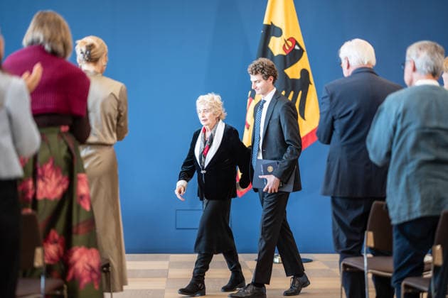 Bundespräsident Frank-Walter Steinmeier zeichnet 21 Bürger zum Tag der Deutschen Einheit mit dem Verdienstorden der Bundesrepublik Deutschland aus Tova Friedman und Aron Goodman, Holocaust-Überlebende und ihr Enkel, die gemeinsam auf TikTok über die Schoah aufklären;Bundespräsident verleiht Verdienstorden der Bundesrepublik Deutschland zum Tag der Deutschen Einheit, Berlin Berlin Deutschland Amtssitz am Spreebogen
